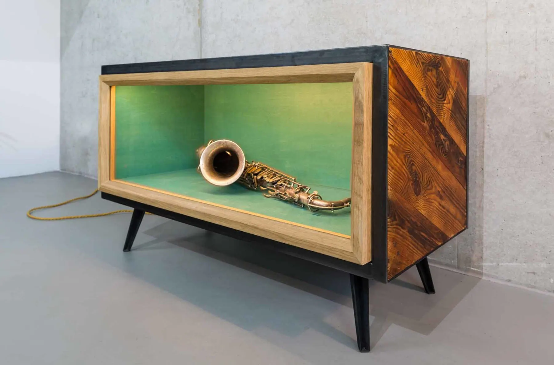 Berliner Vitrine — furniture project photograph 10 of 16